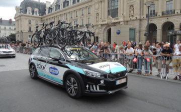Équipe technique des cyclistes du Tour de France 2015, sur la place de la République à Rennes.